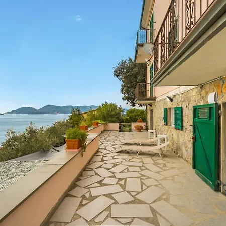 Daire La Terrazza Sul Mare Private Parking Ac Big Terrace Tellaro
